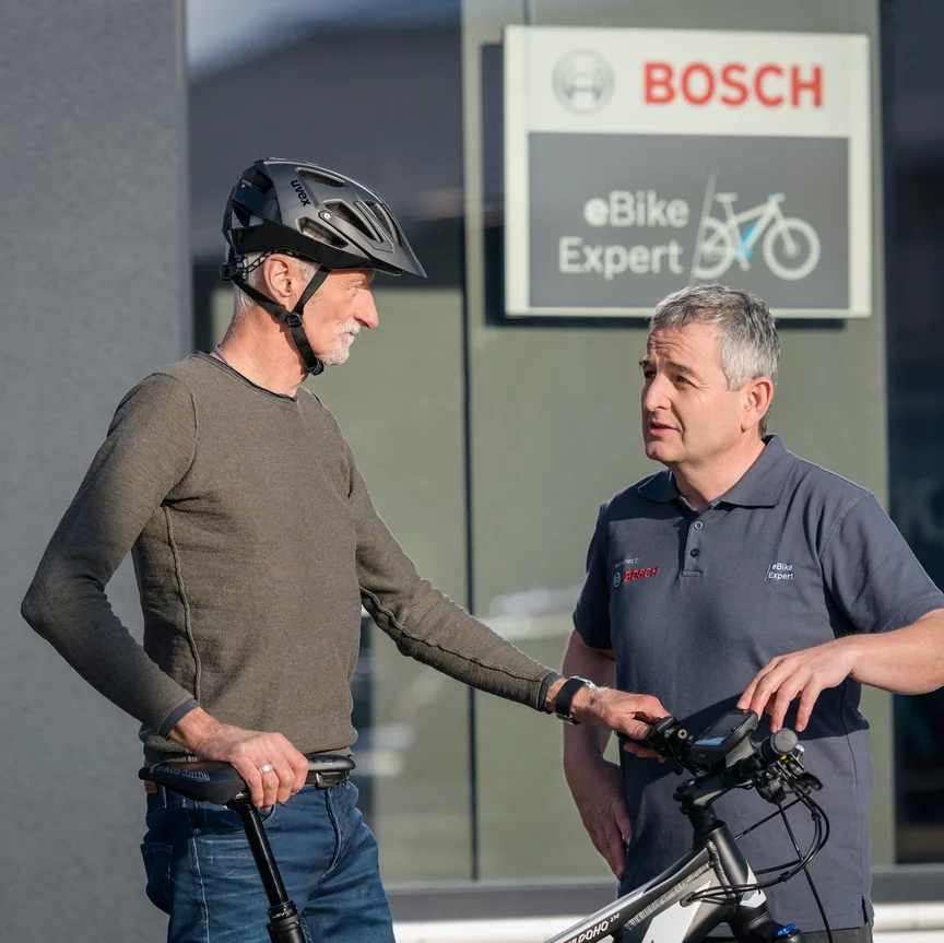 Los ciclistas de eBike y los expertos en eBike conversan sobre la revisión de los frenos antes del comienzo de la temporada.