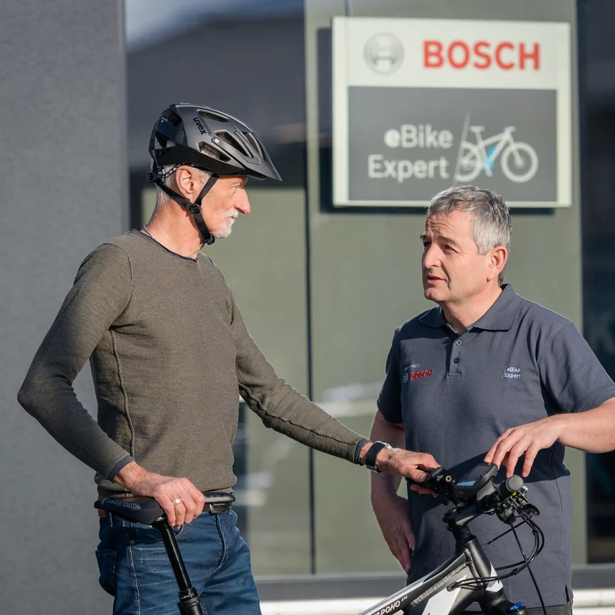 I ciclisti e gli esperti di eBike discutono della verifica dei freni prima dell'inizio della stagione.