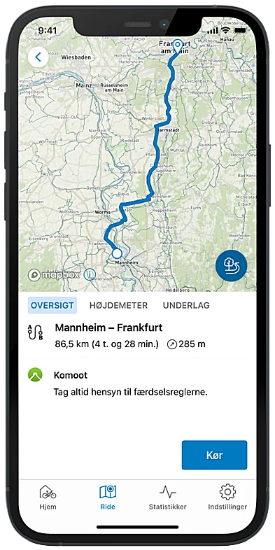 En smartphone, fritlagt mod grå baggrund. Displayet viser en navigation fra Mannheim til Frankfurt i kortvisning i eBike Flow-app.