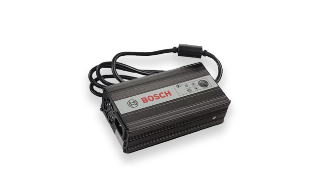 Chargeur de Bosch eBike Systems isolé sur fond blanc.