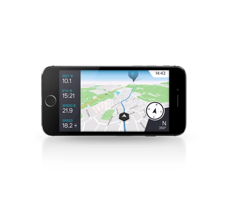 Captura de pantalla de un smartphone sobre un fondo blanco, donde se muestra la aplicación Cobi.Bike abierta. En la pantalla aparecen la navegación con vista de mapa y datos como la dirección, la velocidad y la distancia.
