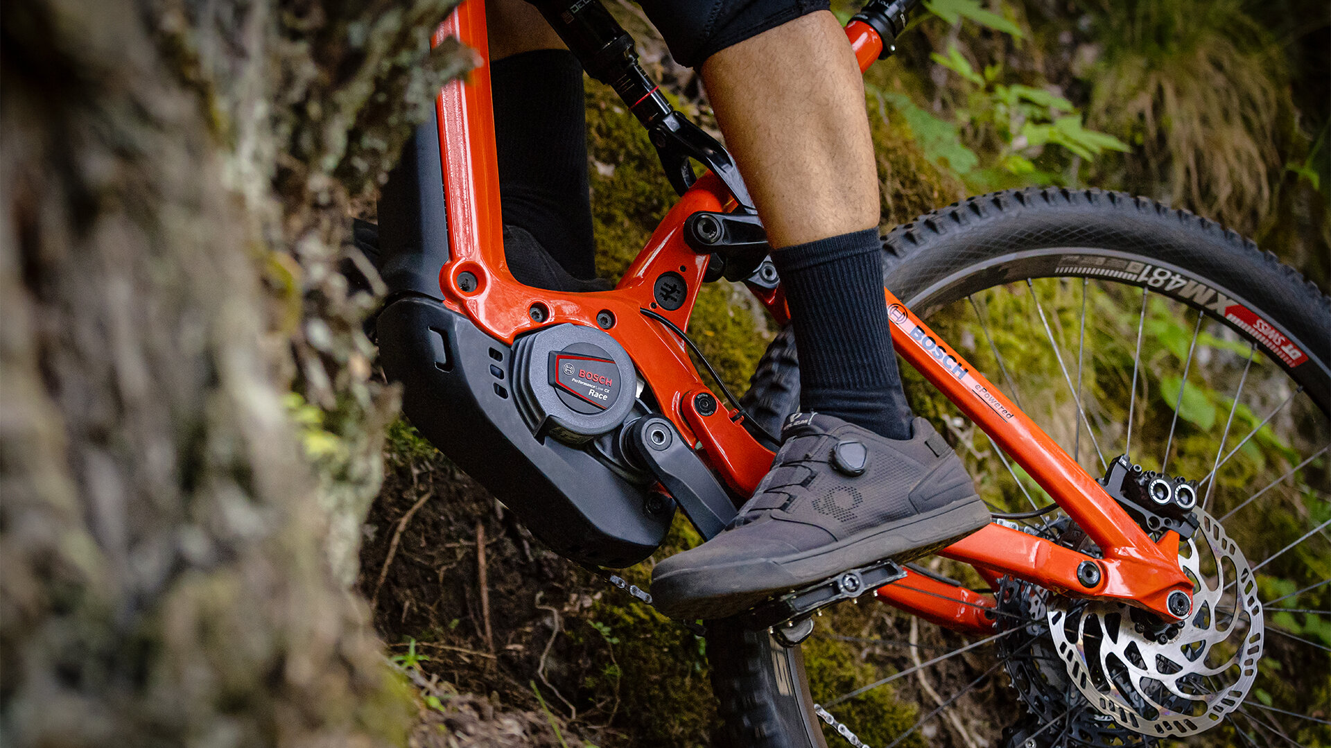 Primo piano di Performance Line CX Race su un eBike rosso.