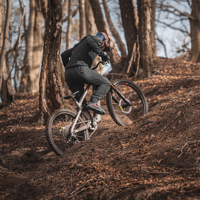 Un eBiker affronta un sentiero forestale molto ripido.