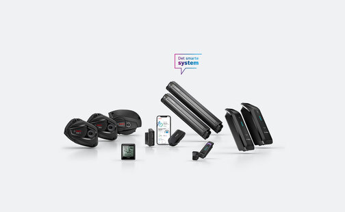 Drive-enheder, Cargo Line, Performance Line og Performance Line Speed, batterierne PowerTube 500 og 625, PowerPacks 545 og 725, eBike ABS, eBike Alarm, displayet Intuvia 100, System Controller og Mini Remote samt en smartphone med den åbne eBike Flow App, er alle vist frit.