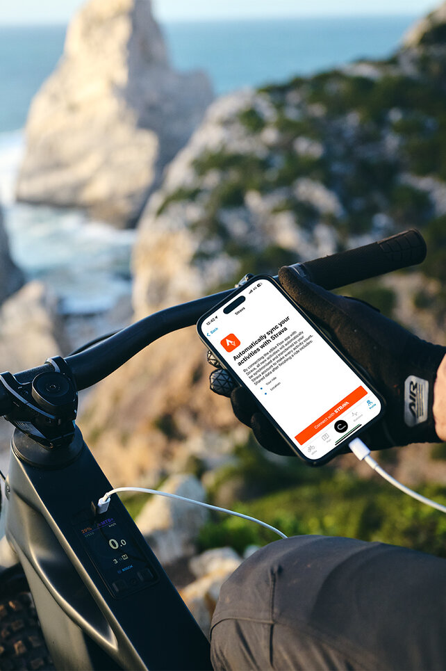 Je zit op je eBike en synchroniseert je waarden met Strava via de eBike Flow-app.