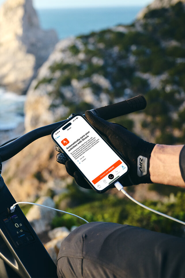 Ti siedi sulla tua eBike e sincronizzi i tuoi valori con Strava tramite l'app eBike Flow.