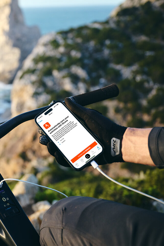 Ti siedi sulla tua eBike e sincronizzi i tuoi valori con Strava tramite l'app eBike Flow.