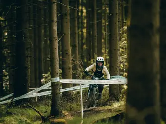 Les athlètes en e-veste maîtrisent les sentiers exigeants au eMTB Challenge à Willingen.