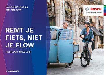 Omslag van een productbrochure met linksboven de tekst "Bosch eBike Systems FEEL THE FLOW" en op een blauwe achtergrond "REMT UW EBIKE, NIET UW FLOW Met Bosch eBike ABS". Als achtergrondafbeelding zijn een vrouw op een eBike en een man te zien. Rechtsboven is het Bosch-logo afgebeeld.