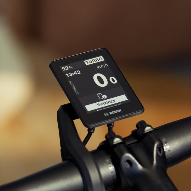 Zbliżenie kierownicy rower ze wspomaganiem elektrycznym / e-rower ze szczególnym uwzględnieniem modelu Bosch Display Intuvia 200.