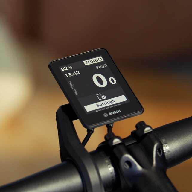 Close-up van een eBike-stuur met focus op de Bosch display Intuvia 200.