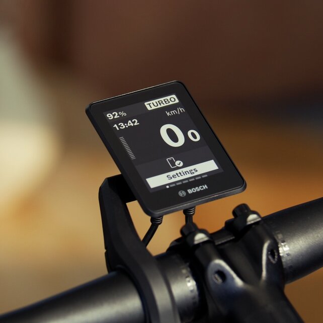 Primo piano di un manubrio eBike con un focus sul Bosch display Intuvia 200.