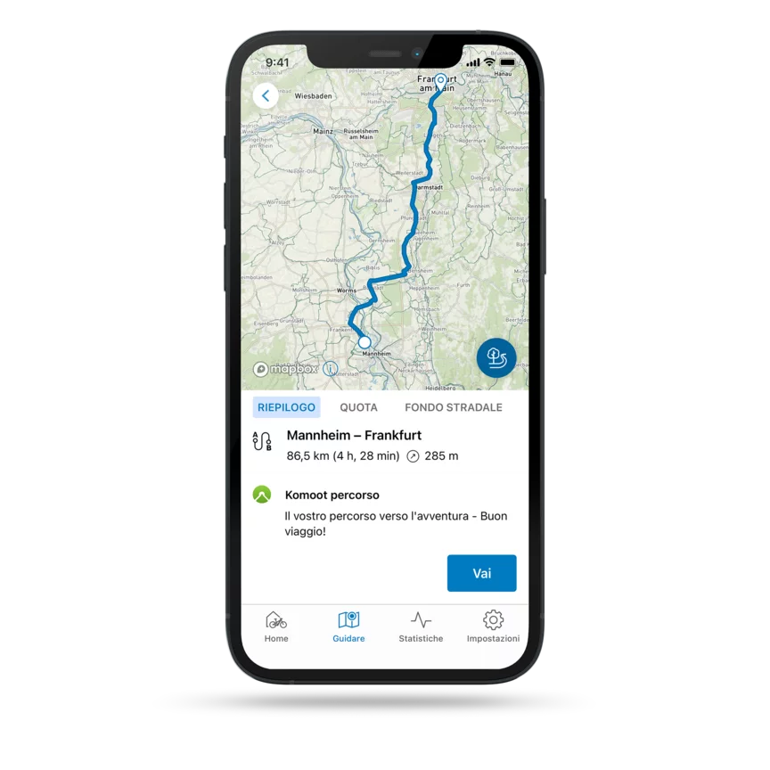 Un telefono ritagliato mostra una mappa che mostra un percorso.