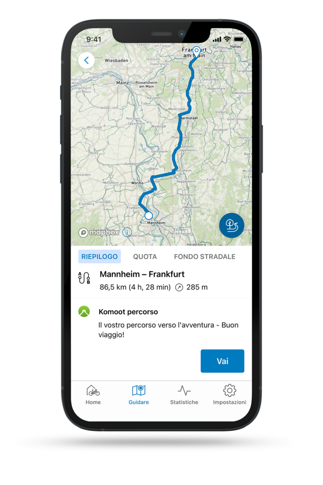 Un telefono ritagliato mostra una mappa che mostra un percorso.