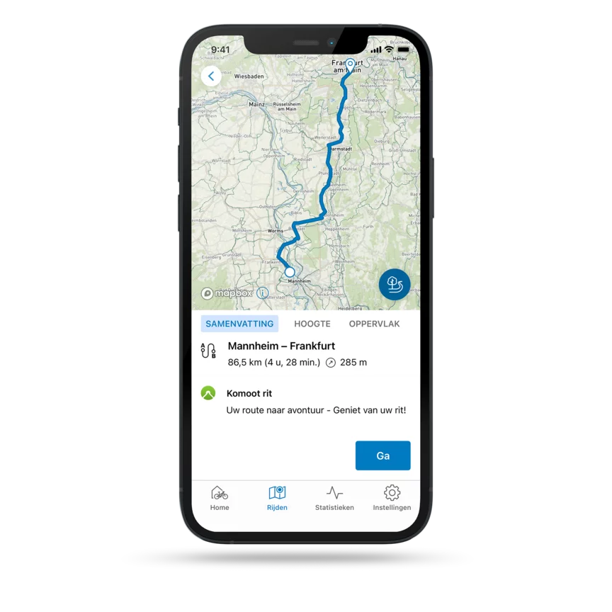 Op een losgemaakt smartphone is een kaart te zien waarop een route is afgebeeld.