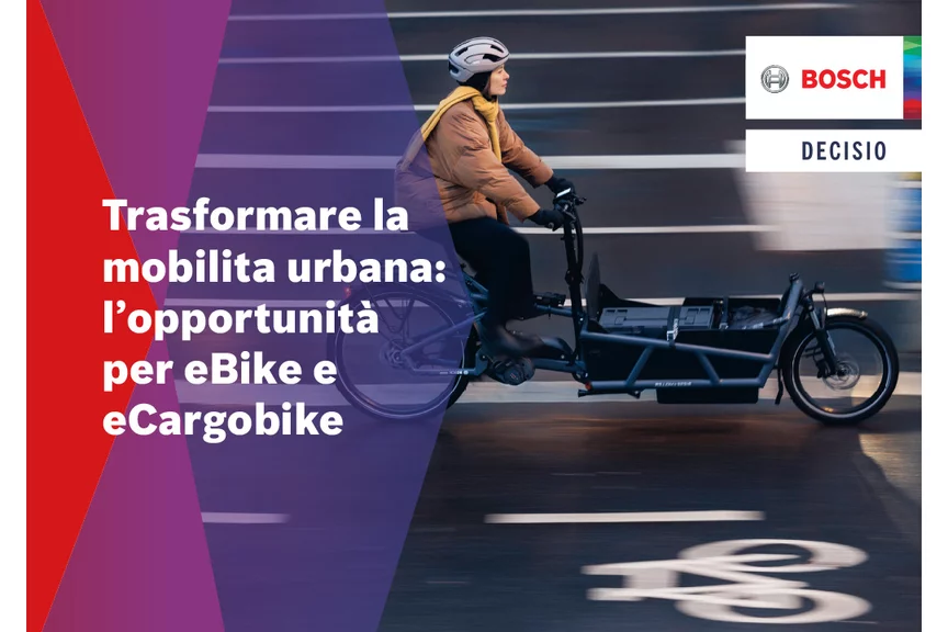 Una donna alla guida di eCargo percorre una pista ciclabile; sulla destra dell’immagine si trova il logo Bosch, sotto la scritta "DECISIO", mentre a sinistra si legge "Trasformare la mobilità urbana: l'opportunità per eBike e e Cargobike".