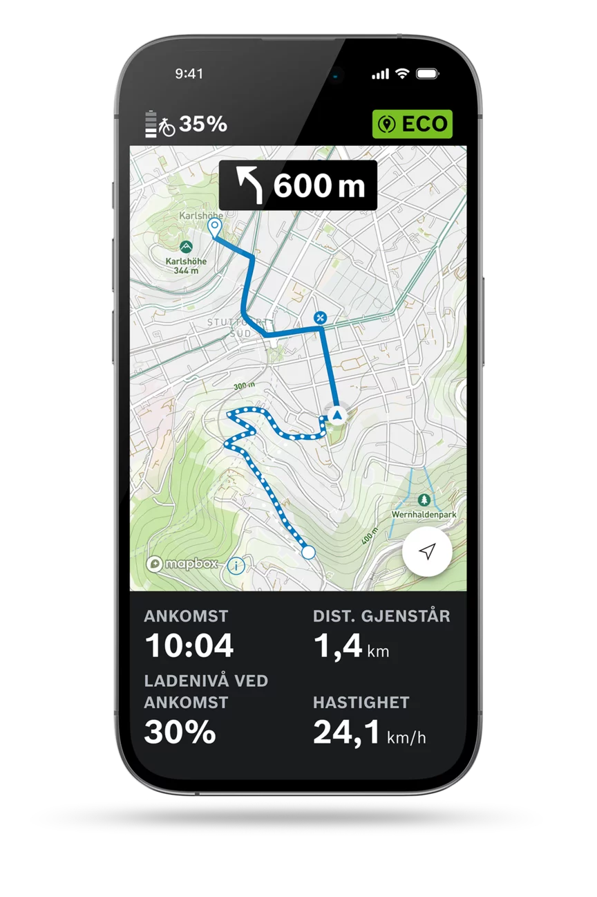 Isolert visning av eBike Flow-appen på en lysegrå bakgrunn med åpen rutevisning, som viser en navigasjonsrute sammen med ankomsttid, gjenværende avstand, hastighet og batterinivå.