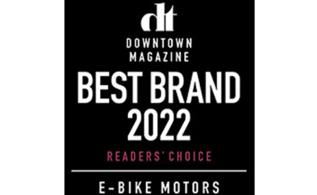 Icon mit dem Text "DOWNTOWN MAGAZINE BEST BRAND 2022 READERS' CHOICE E-BIKE MOTORS" in weißer und weinroter Schrift auf schwarzem Hintergrund.