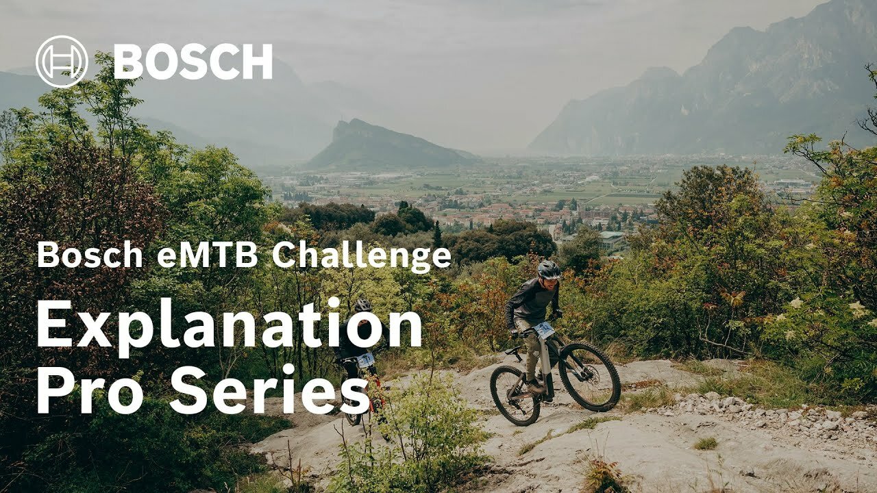 Un conducteur de VTT à assistance électrique sur une montagne, avec en arrière-plan une vallée, un village et d’autres sommets. Le logo Bosch figure en haut à gauche de l’image, accompagné de l’inscription « Bosch eMTB Challenge Explanation Pro Series » en bas.