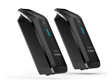 Die Dual Battery PowerPack800 freigestellt vor schwarzem Hintergrund.