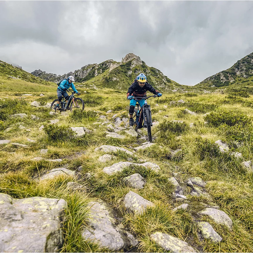 Dopo il divertimento del trail in salita, c'è l'arduo sentiero in discesa verso il Lago di Campo. Claus, Stefan e il loro compagno Markus arrivano esausti ma felici a destinazione, pieni di euforia e gratitudine.