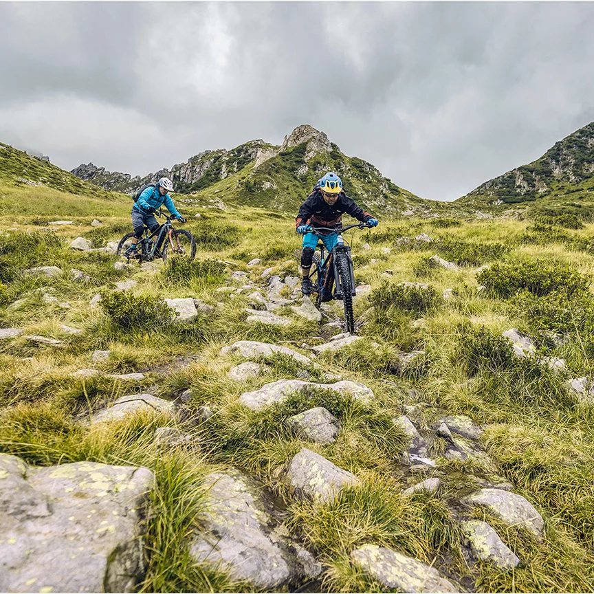 Po vzrušení z jízdy na trailu nahoru následuje strmá cesta dolů k jezeru Lago di Campo. Plní nadšení a vděčnosti dorazí Claus, Stefan a jejich průvodce Markus vyčerpaní, ale šťastní do cíle.