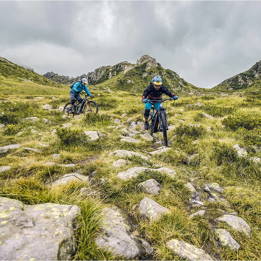 Nach dem Trail-Vergnügen bergauf wartet der steile Weg hinunter zum Lago di Campo. Voller Euphorie und Dankbarkeit kommen Claus, Stefan und Begleiter Markus erschöpft und glücklich am Ziel an.