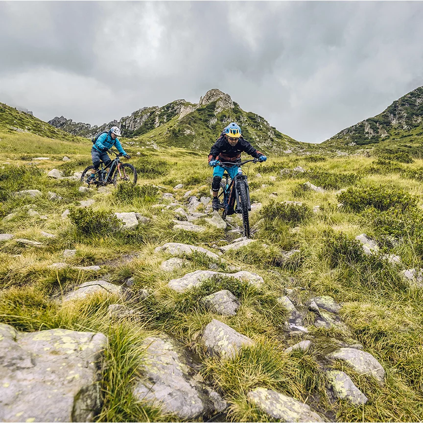 Efter en sjov tur op ad stien venter den stejle nedkørsel til Lago di Campo. Fyldt med eufori og taknemmelighed ankommer Claus, Stefan og deres følgesvend Markus udmattede og glade til deres destination.