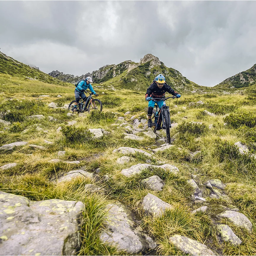 Après avoir apprécié le plaisir de la montée, le chemin raide qui descend vers le Lago di Campo les attend. Claus, Stefan et leur compagnon Markus arrivent épuisés mais heureux à destination, pleins d'euphorie et de gratitude.