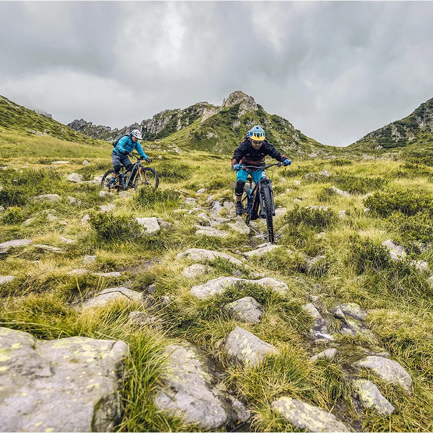Na het genieten van het trail bergop, wacht de steile weg naar beneden naar het Lago di Campo. Claus, Stefan en hun begeleider Markus komen uitgeput en gelukkig aan op hun bestemming, vol van euforie en dankbaarheid.