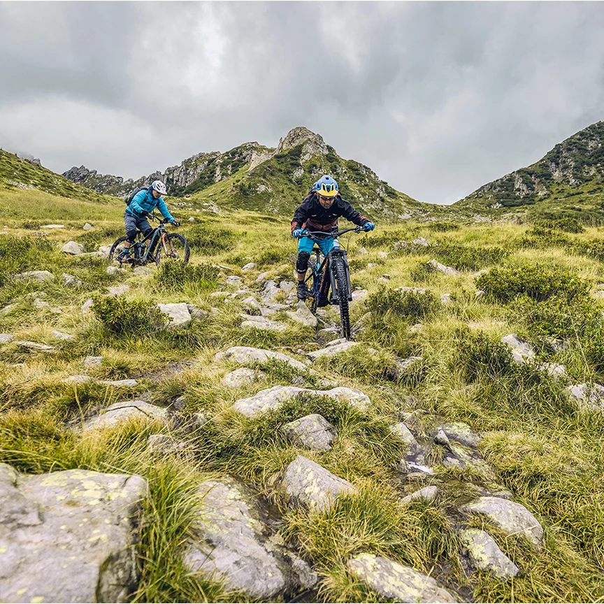 Después de disfrutar del sendero cuesta arriba, les espera el empinado camino hacia el Lago di Campo. Claus, Stefan y su acompañante Markus llegan exhaustos y felices a su destino, llenos de euforia y gratitud.