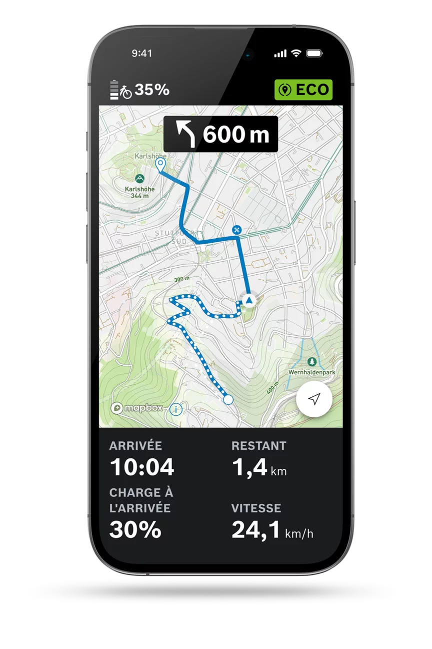 Affichage recadré de l'application eBike Flow sur un fond gris clair avec l’affichage de l'itinéraire ouvert, sur lequel un itinéraire de navigation est actuellement affiché avec l’heure d’arrivée, la distance restante, la vitesse et la charge de la batterie.
