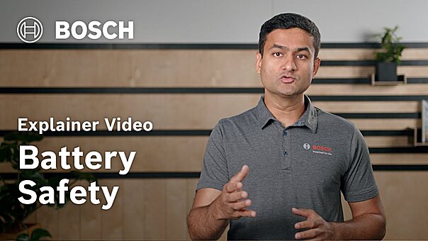 Een medewerker van Bosch die praat en uitleg geeft met handgebaren, naast hem het Bosch-logo en de tekst 'Explainer Video Battery Safety'.