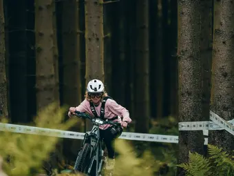 Les athlètes en e-veste maîtrisent les sentiers exigeants au eMTB Challenge à Willingen.