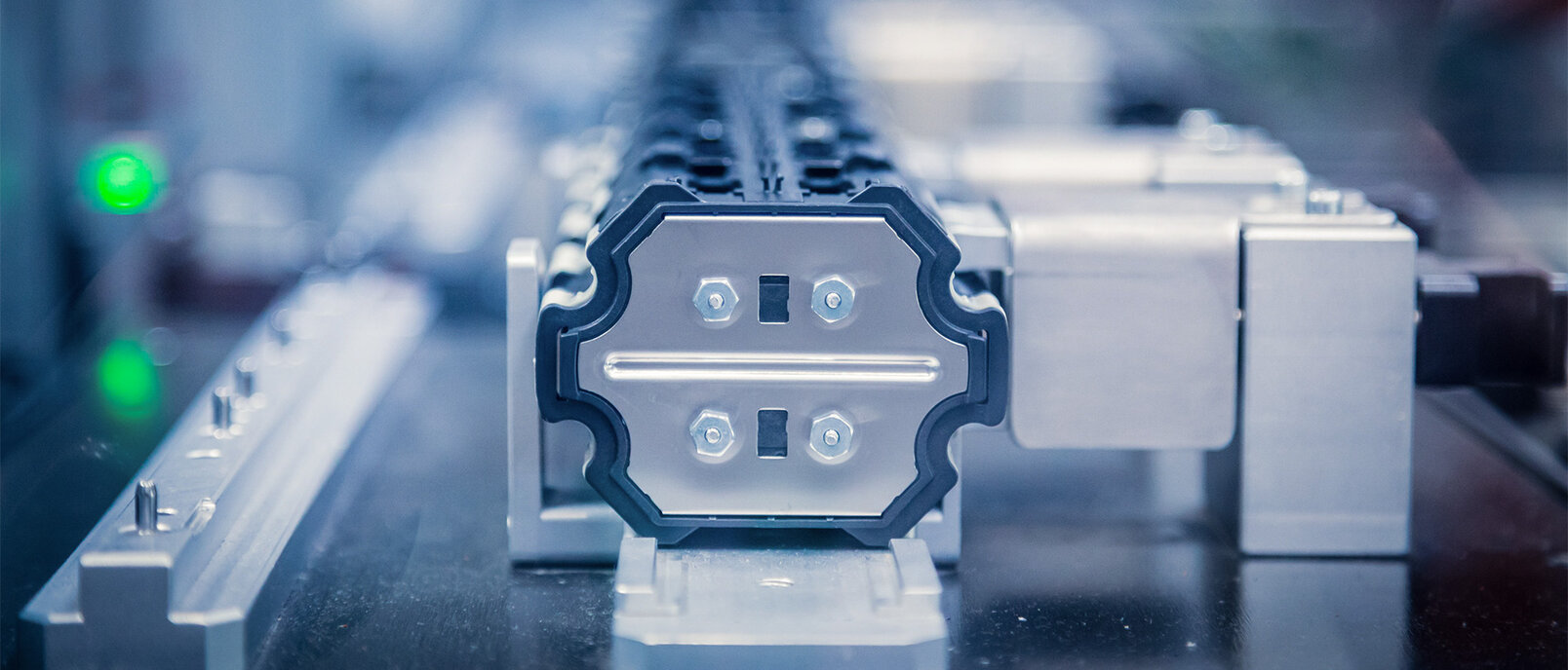 Primo piano di una batteria in produzione.