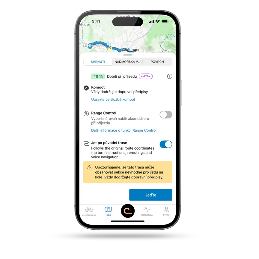 Snímek obrazovky chytrého telefonu zobrazující aktivní navigaci po trase v aplikace eBike Flow s mapou, časem příjezdu, zbývající vzdáleností, nabití při příjezdu a aktuální rychlost.