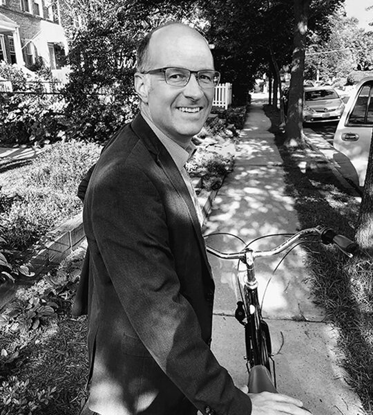 Der Forscher Ralph Buehler ist Autor der Bücher „City Cycling“ (2012) und „Cycling for Sustainable Cities“ (2021) – und pendelt selbst mit dem Fahrrad zur Arbeit.