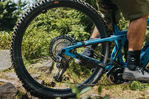 Nahaufnahme des Hinterrads eines eBikes während einer Outdoor-Fahrt.