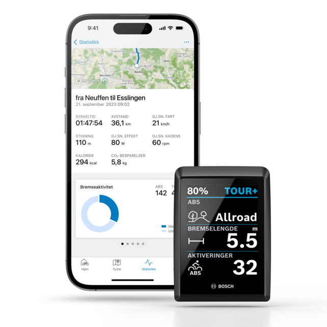 En smarttelefon og en Bosch Kiox-skjerm er vist i skråstilling foran hverandre. På smarttelefonskjermen vises en rute med tilhørende data. På Kiox-skjermen er innstillingene for "ABS", "Bremselengde" og "Aktivering" synlige.