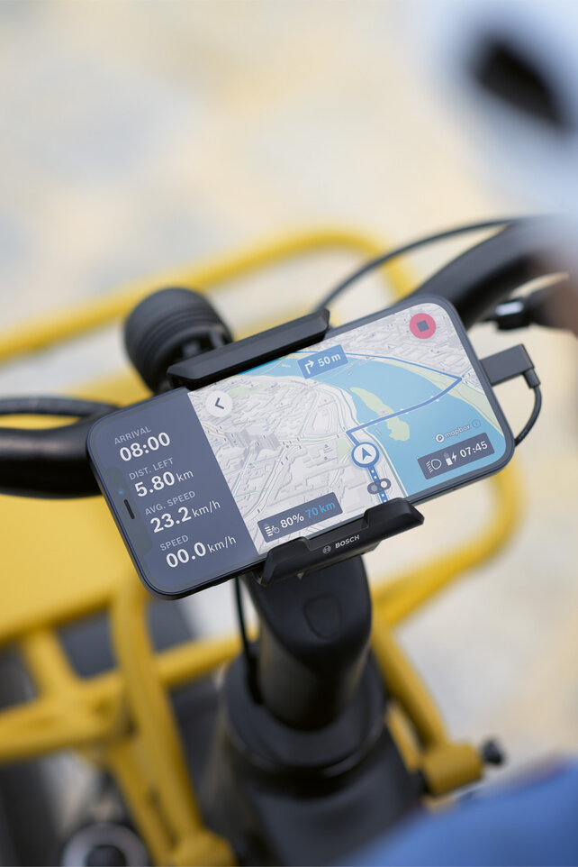 Smarttelefonen är monterad i en hållare på cykelstyret och används som en eBike-display för navigering, visar ruttinformation och navigeringsanvisningar.