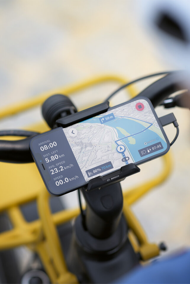 Smartfon jest zamocowany na uchwycie na kierownicy roweru i pełni rolę wyświetlacza eBike do nawigacji, wyświetlając informacje o trasie oraz wskazówki nawigacyjne.