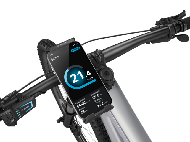 Szczegółowe ujęcie kierownicy roweru elektrycznego, na której po lewej stronie znajduje się SmartphoneGrip Vertical z zamocowanym smartfonem