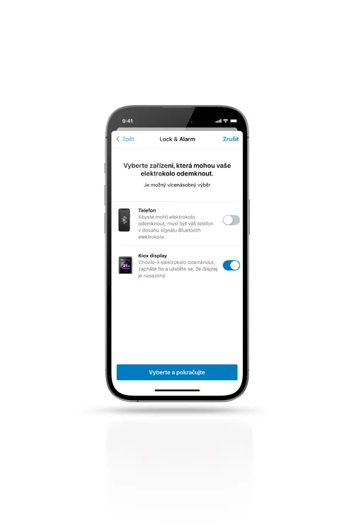 Na chytrém telefonu je vidět ovládací panel s funkcemi "Lock & Alarm" od Bosch eBike. Uživatel má možnost vybrat chytrý telefon a/nebo displej Kiox k odemčení eBiku.