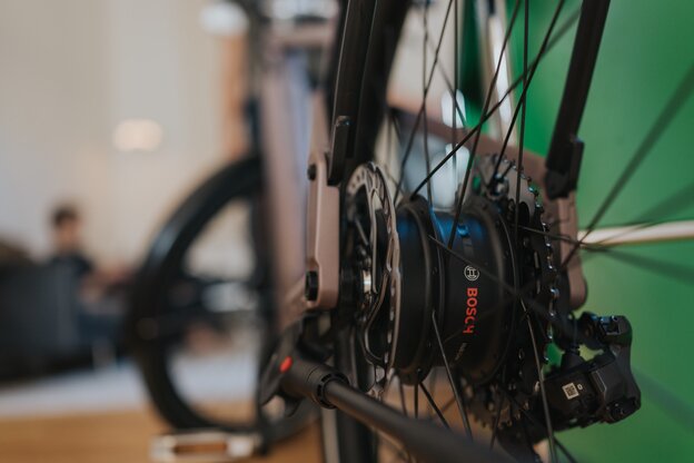 Zbliżenie na Bosch Hub Line jednostka napędowa, która jest zintegrowana z tylnym kołem eBike’a jako kompaktowy silnik piastowy.
