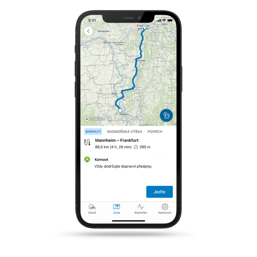 Smartphone na šedém pozadí. Na displeji je v mapovém zobrazení v aplikace eBike Flow vidět navigace trasy z Mannheimu do Frankfurtu.