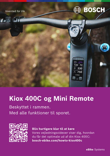 eBike Kiox 400C og Mini Remote Quickstarter Guide: Plakat med Kiox 400 og Mini Remote monteret på et cykelstyr. Øverst til venstre står "Teknik for livet". Under dette, på en lilla baggrund, ses titlen "Kiox 400C & Mini Remote", nedenunder en QR-kode og ved siden af teksten "Kom hurtigere i gang" og "Vores how-to-videoer viser dig, hvordan du får mest muligt ud af din Kiox 400C: bosch-ebike.com/howto-kiox400c".