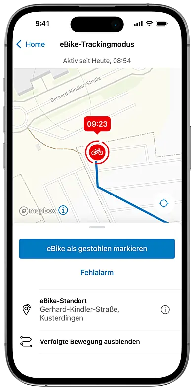 Darstellung des eBike-Pass in der eBike Flow App auf freigestelltem Smartphone, angezeigt neben einem eBike und relevanten Informationen.