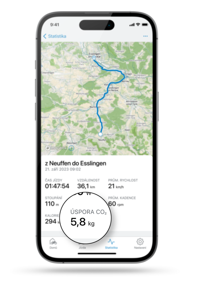 Oříznutý chytrý telefon s otevřenou trasou a navigace v aplikace eBike Flow a zvýrazněné úspory CO2.