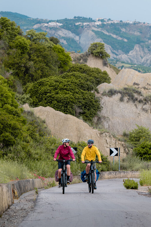 Une femme et un homme gravissent une montagne avec leurs eBikes.
