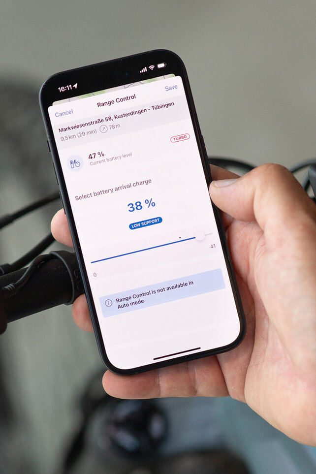 Weergave van een smartphone waarop het accuniveau bij doelbereiking ingesteld wordt via de eBike Flow-app.